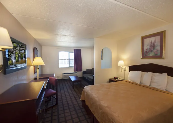 Days Inn & Suites By Wyndham Laredo