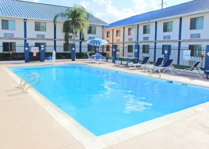 Days Inn & Suites By Wyndham Laredo